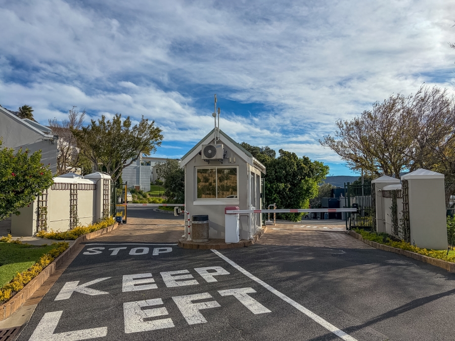 2 Bedroom Property for Sale in Vredehoek Western Cape
